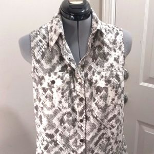LuLaRoe Sz XS Snap Front Blouse